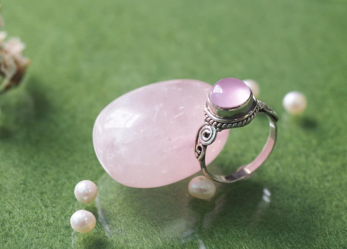 rose-quartz-meaning-and-healing-properties-color-and-grace