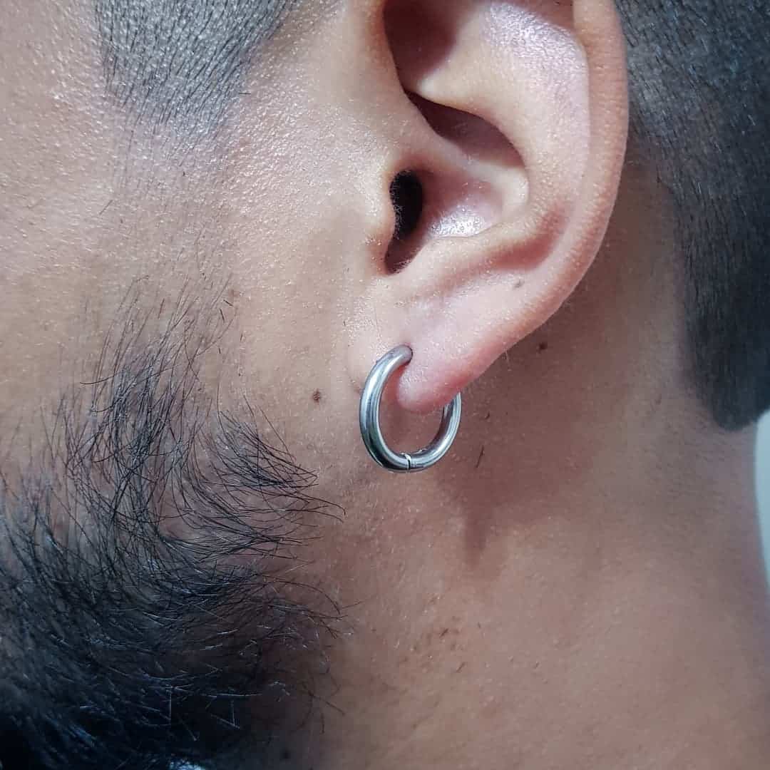 Man wearing sale 2 earrings